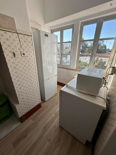 Luminous Double Bedroom with a balcony close to University of Lisbon  - Gallery - 11