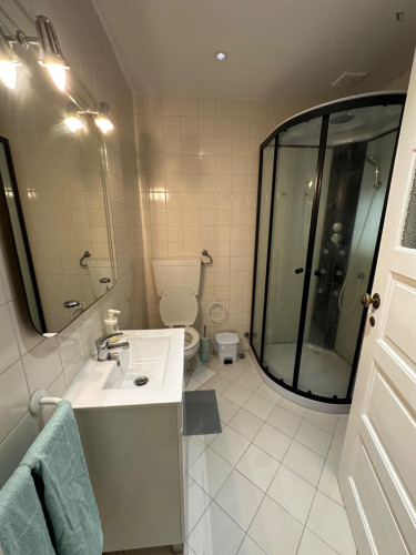 Luminous Double Bedroom with a balcony close to University of Lisbon  - Gallery - 6