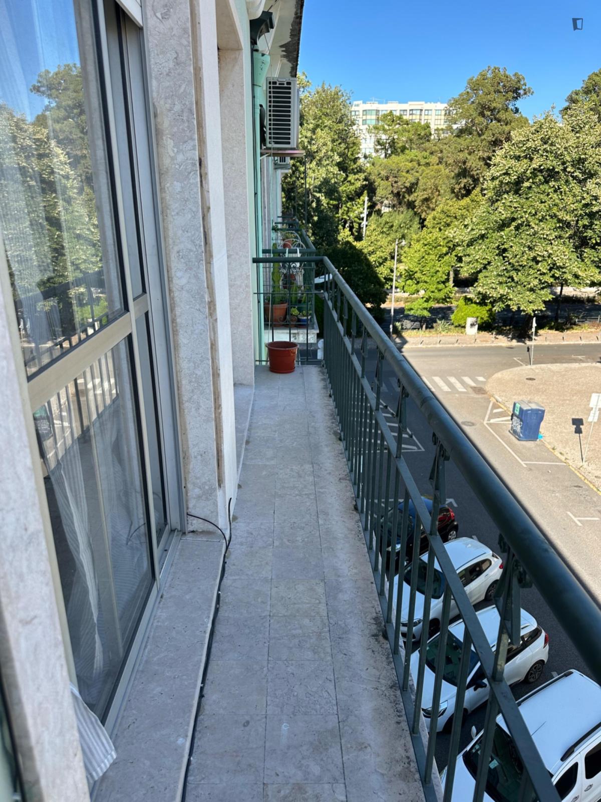 Luminous Double Bedroom With A Balcony Close To University Of Lisbon  - 17