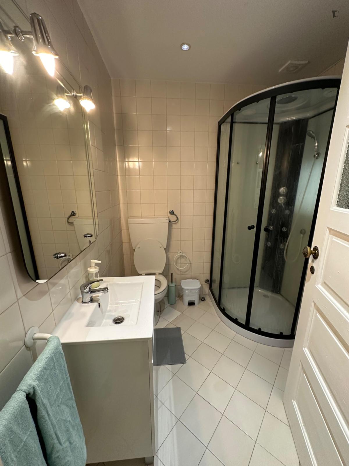 Luminous Double Bedroom With A Balcony Close To University Of Lisbon  - 5