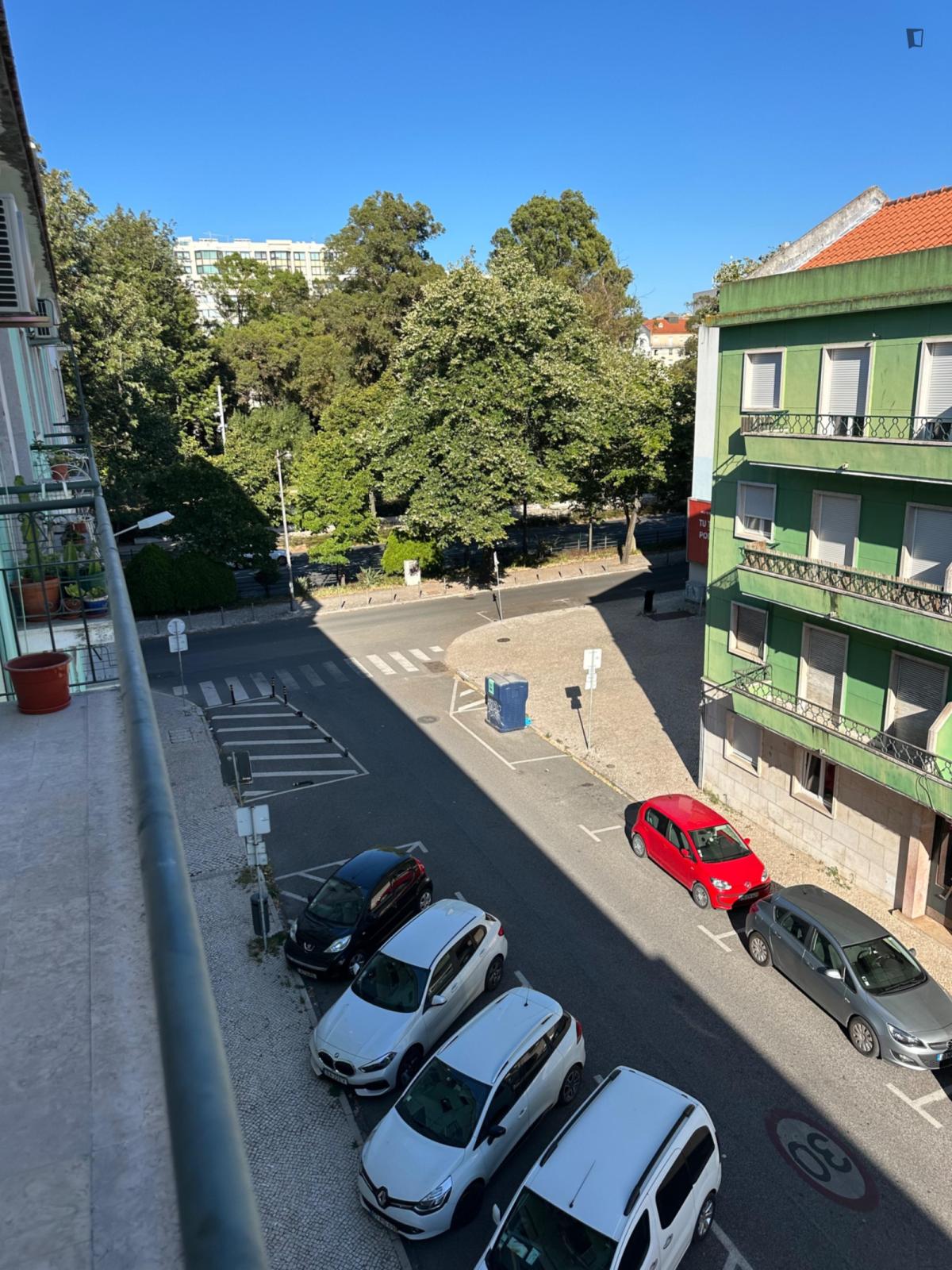 Luminous Double Bedroom With A Balcony Close To University Of Lisbon  - 4