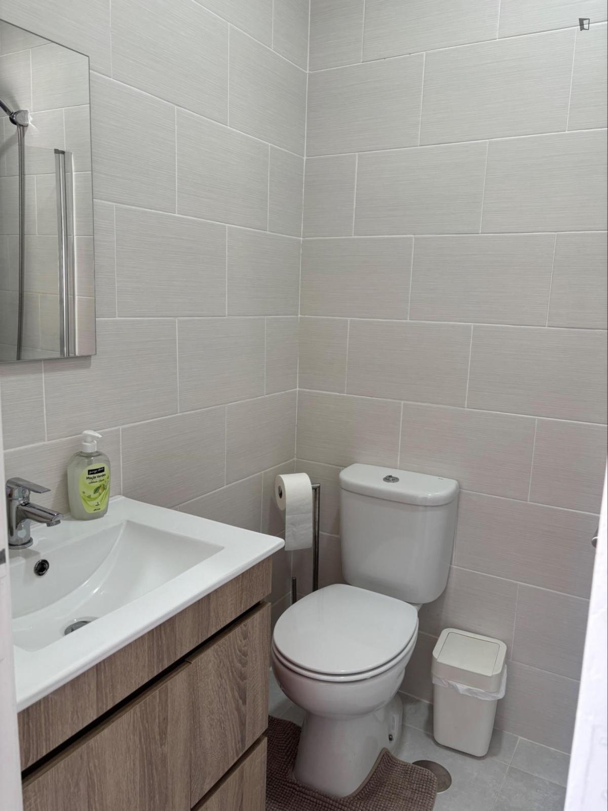 Captivating Single Bedroom Close To Parede Train Station - 1