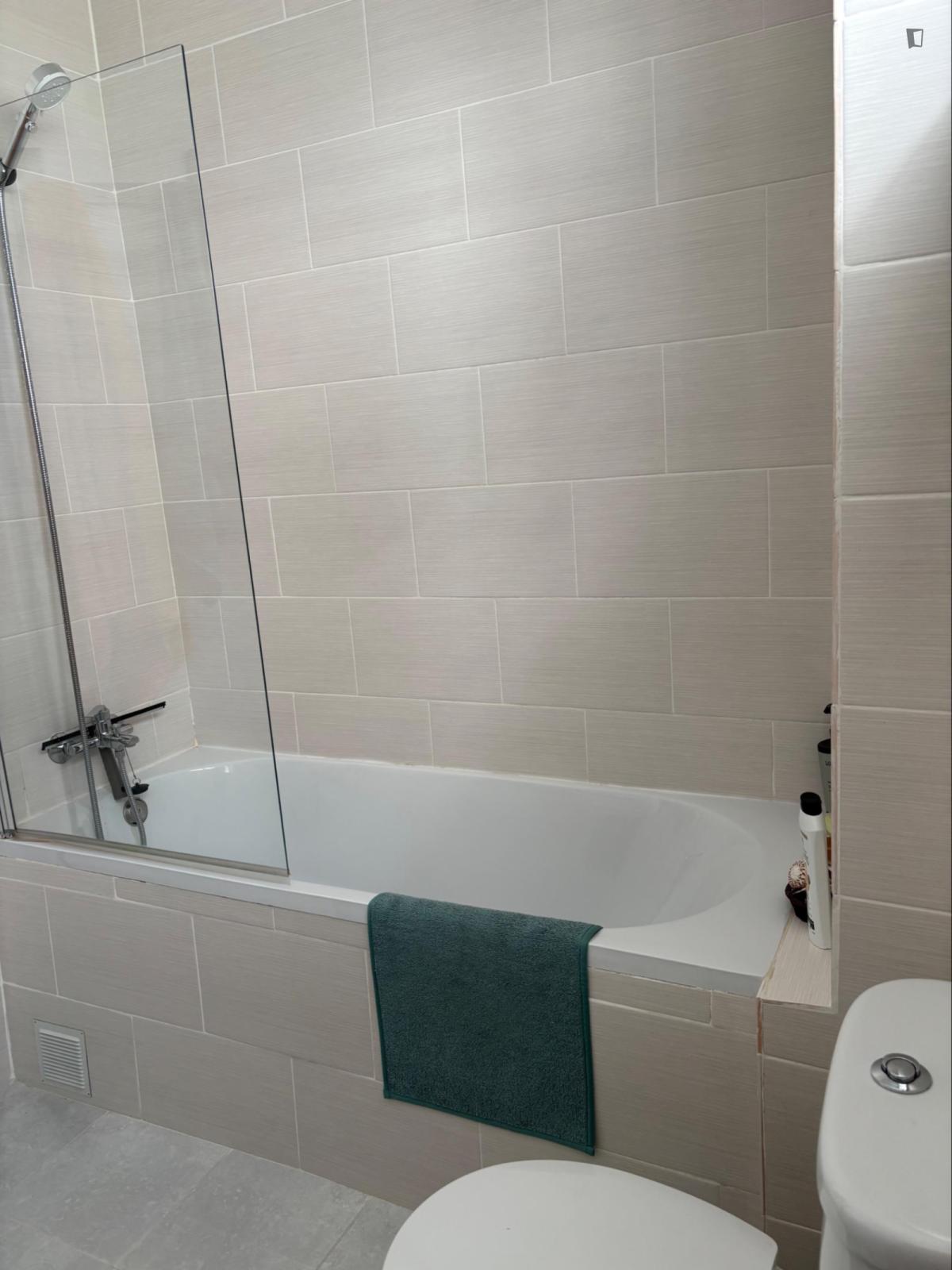 Captivating Single Bedroom Close To Parede Train Station - 4