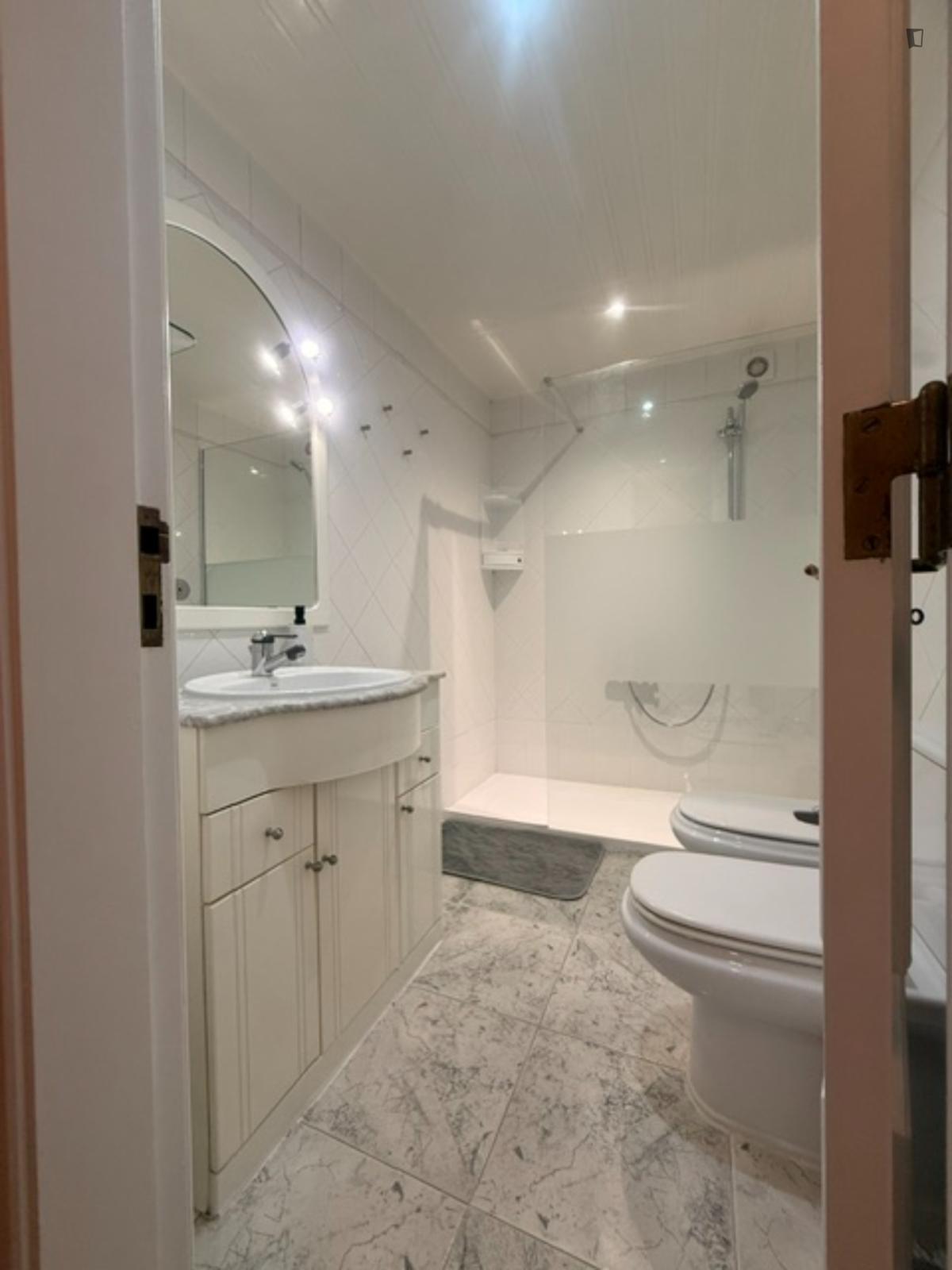 Elegant Single Bedroom With A Balcony Close To NOVA School Of Science And Technology - 7
