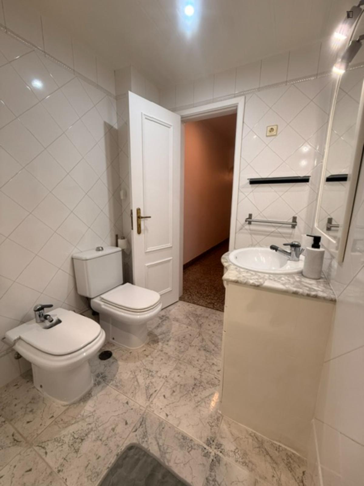 Bright Twin Bedroom With A Balcony Close To FCT University - 6