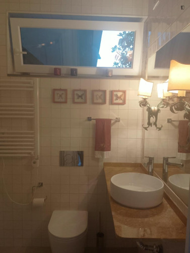 Cozy Double Bedroom with a private bathroom close to Parede Train Station - Gallery - 4