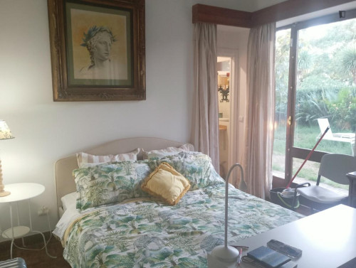 Cozy Double Bedroom with a private bathroom close to Parede Train Station