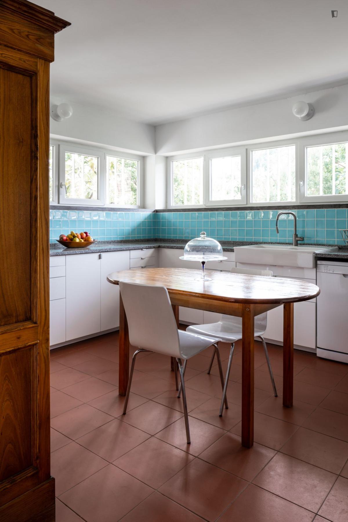 Cozy Double Bedroom With A Private Bathroom Close To Parede Train Station - 5