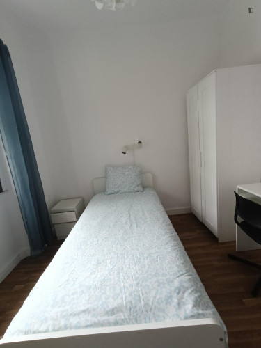 Exciting Single Bedroom close to Campolide Train Station - Gallery - 3