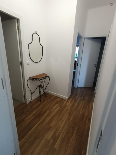 Exciting Single Bedroom close to Campolide Train Station - Gallery - 15