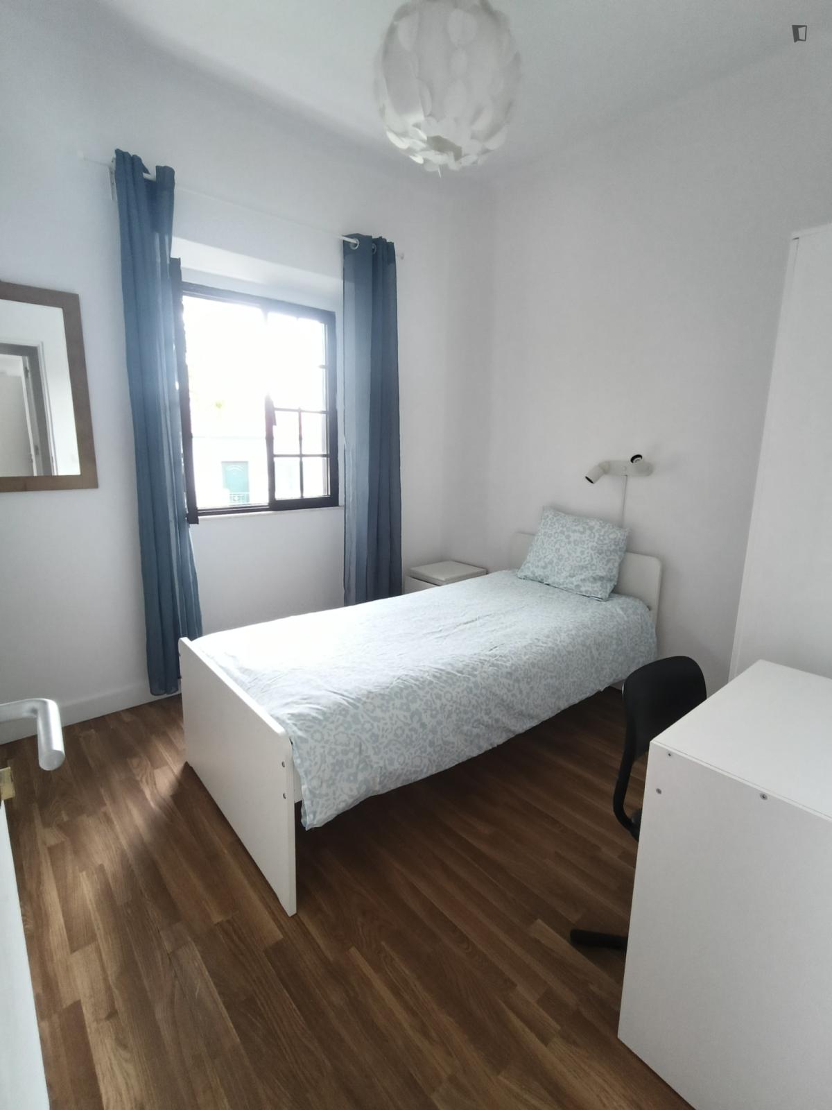 Exciting Single Bedroom Close To Campolide Train Station - 15