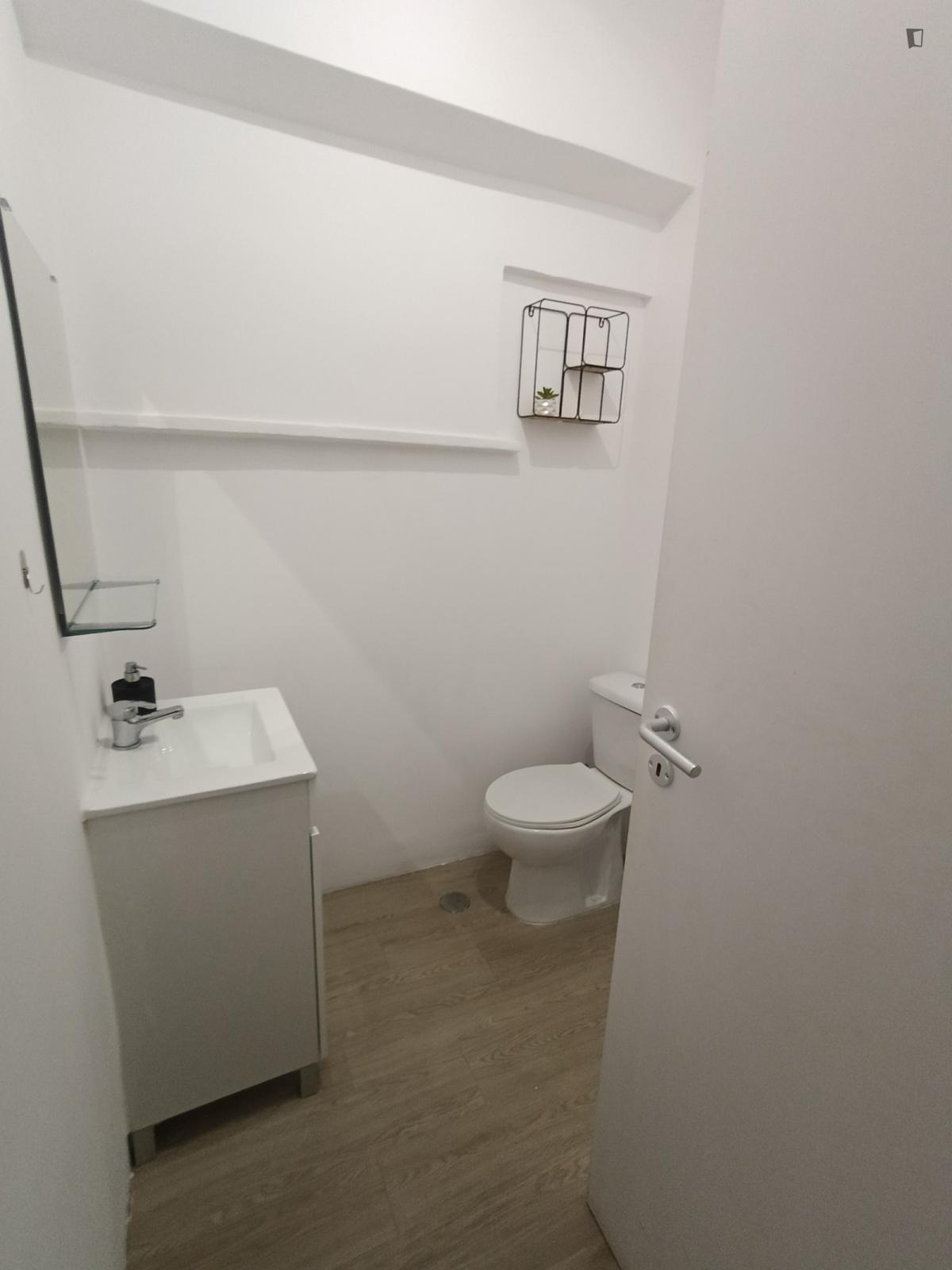 Exciting Single Bedroom Close To Campolide Train Station - 3