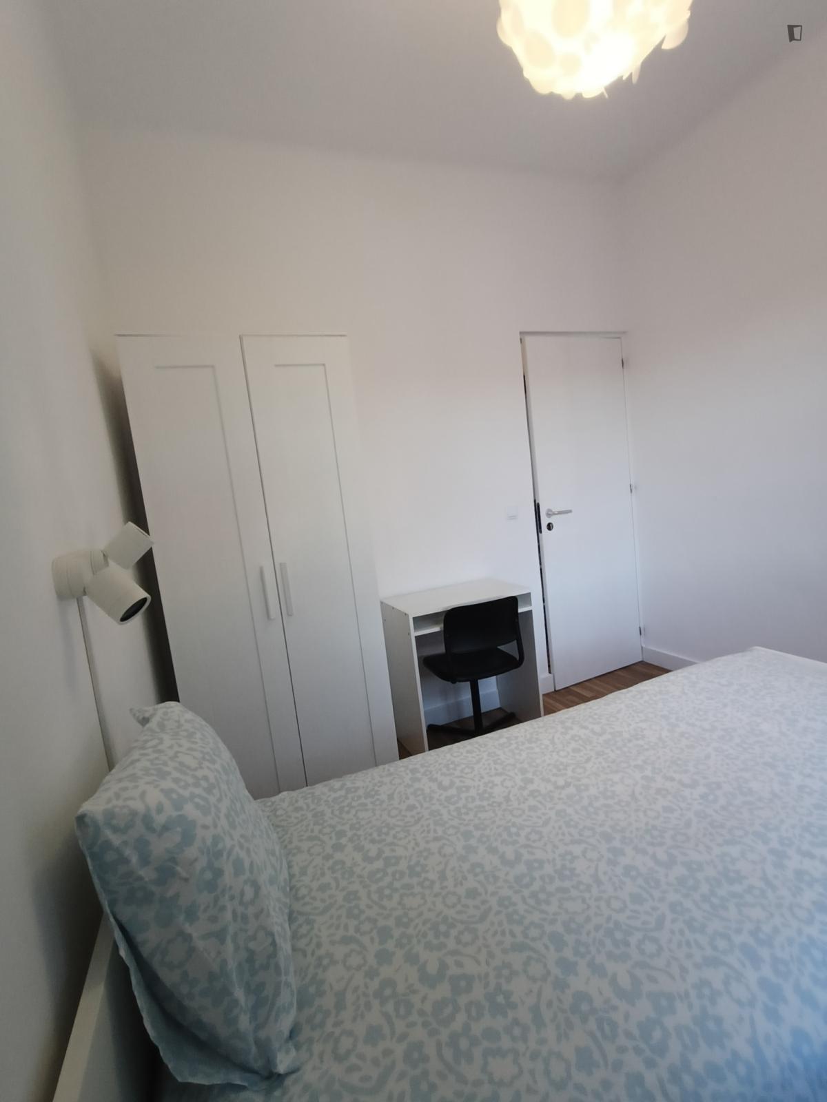 Exciting Single Bedroom Close To Campolide Train Station - 13