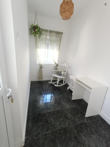 Alluring Single Bedroom close to Campolide Train Station - Gallery - 16
