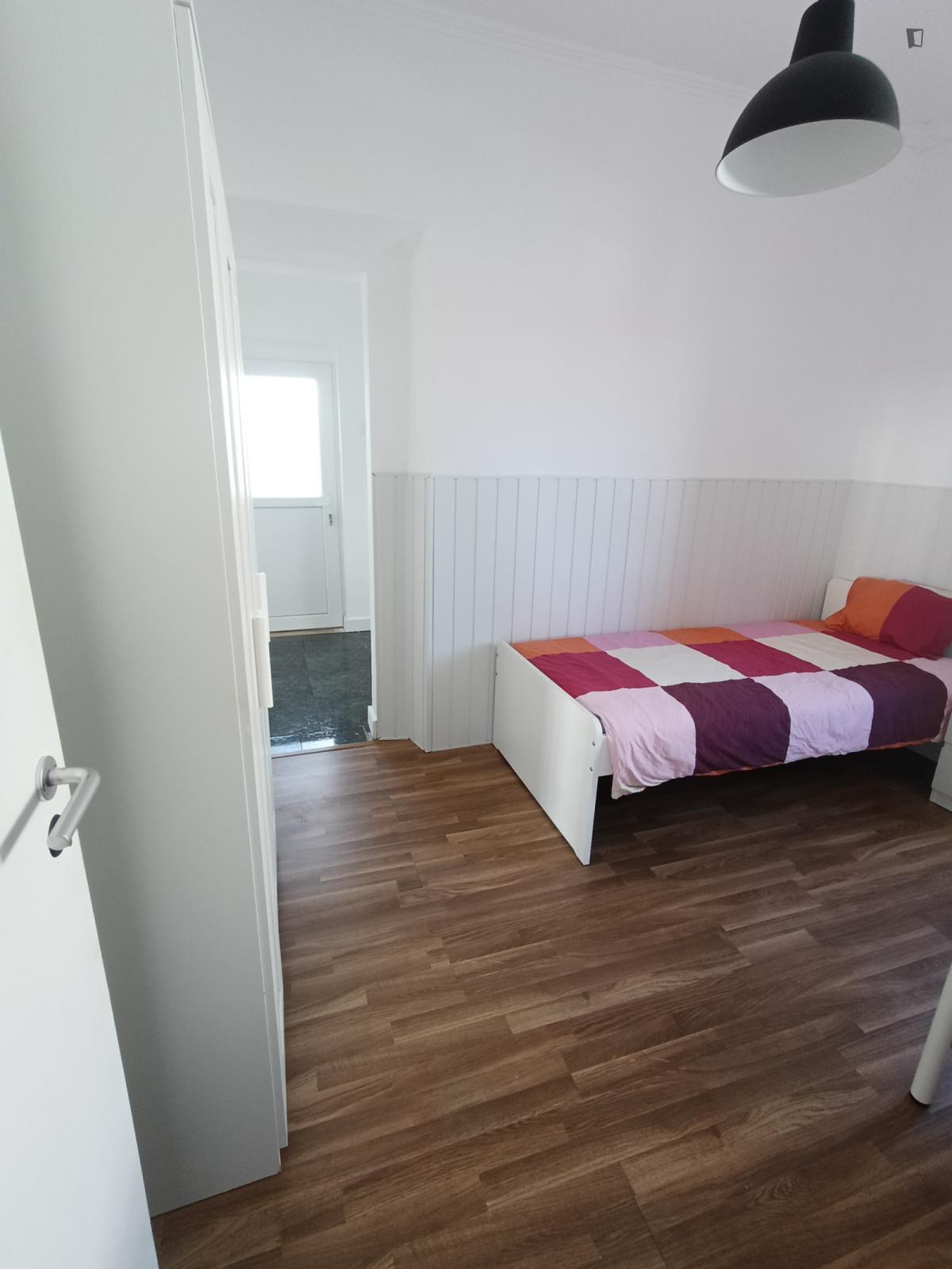 Alluring Single Bedroom Close To Campolide Train Station - 16