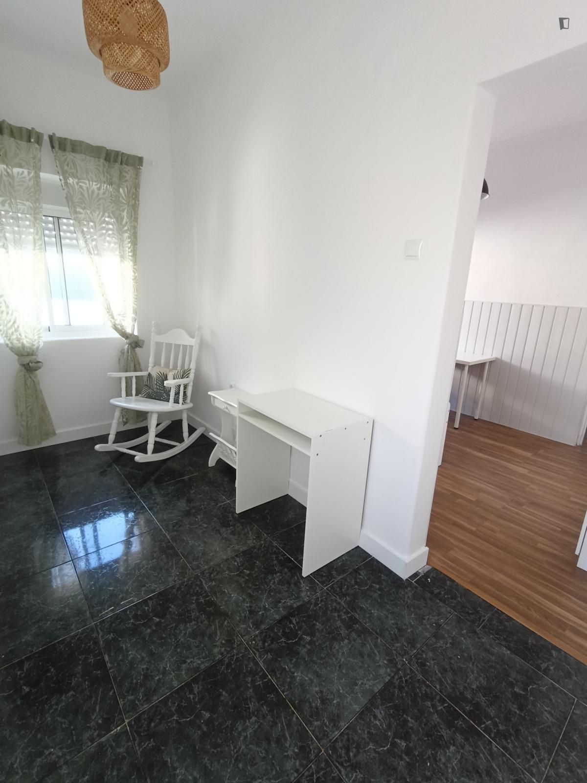 Alluring Single Bedroom Close To Campolide Train Station - 14