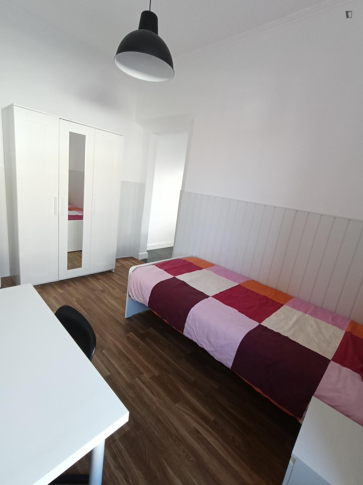 Alluring Single Bedroom Close To Campolide Train Station - 13