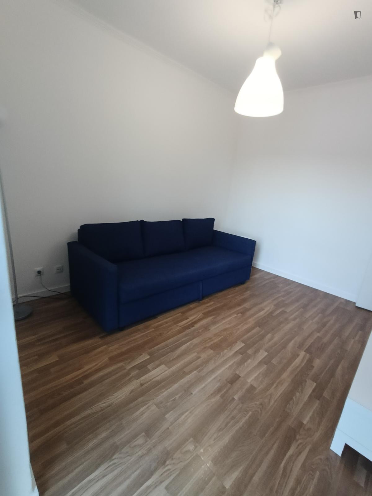 Alluring Single Bedroom Close To Campolide Train Station - 11