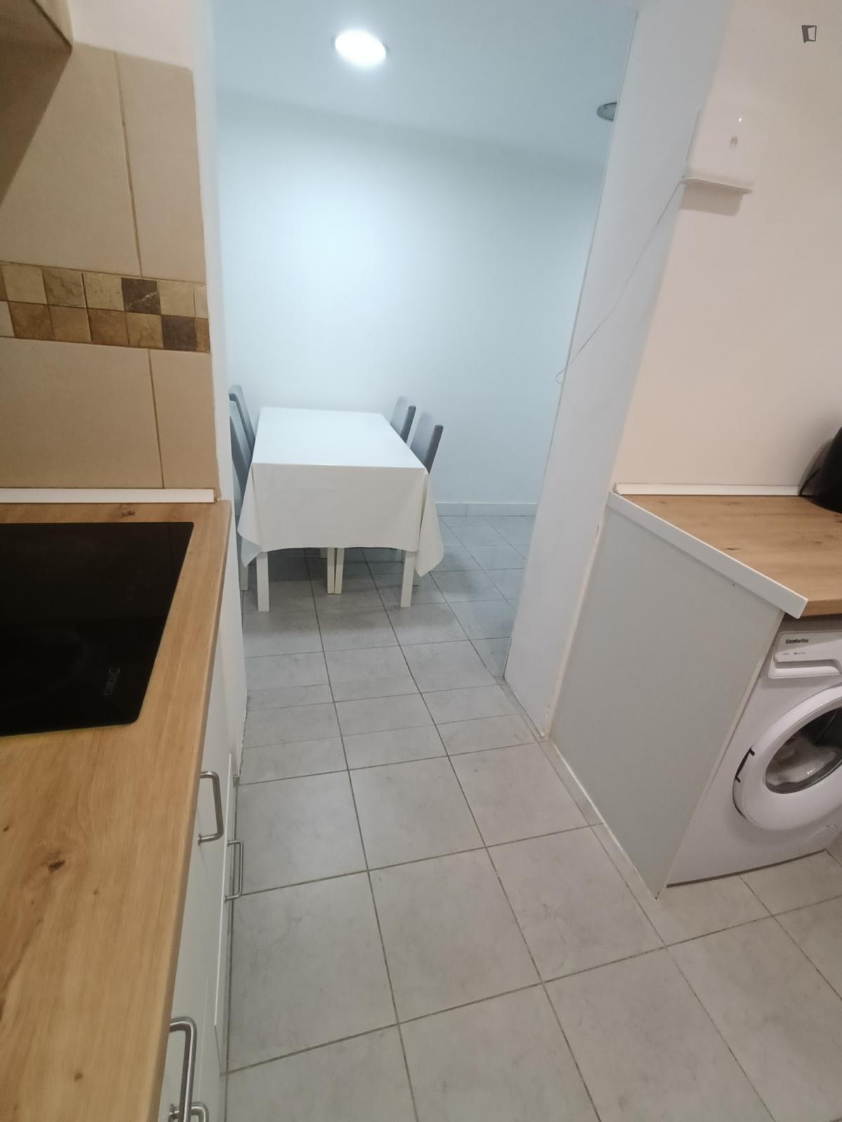 Alluring Single Bedroom Close To Campolide Train Station - 5