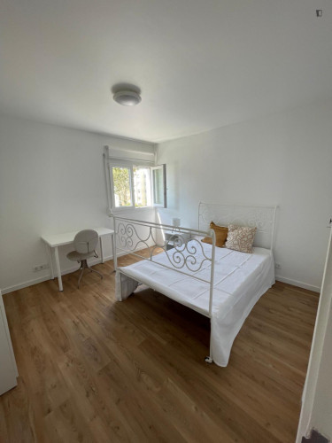 Modern double bedroom in Oeiras