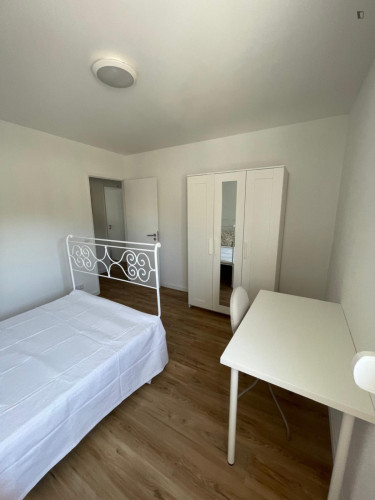 Modern double bedroom in Oeiras - Gallery - 3
