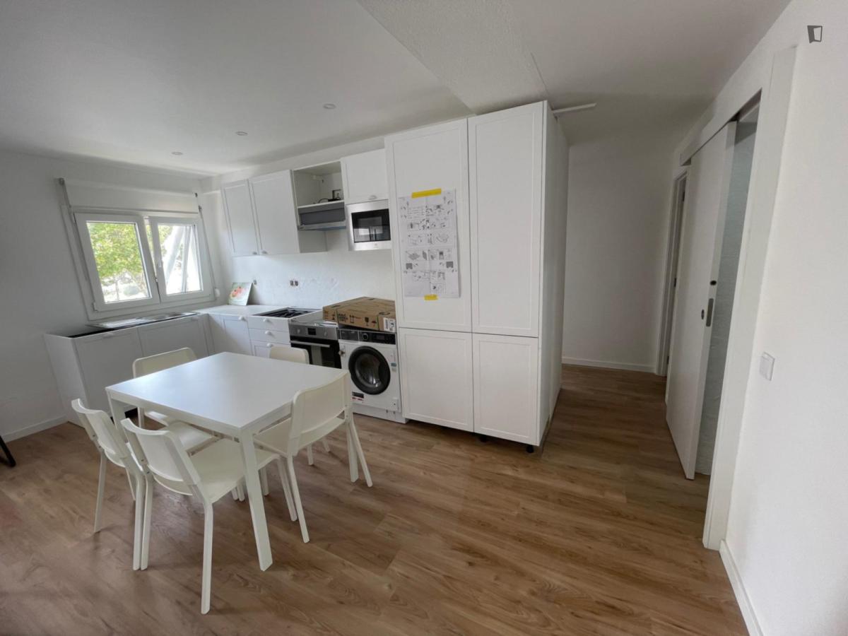 Modern Double Bedroom In Oeiras - 2