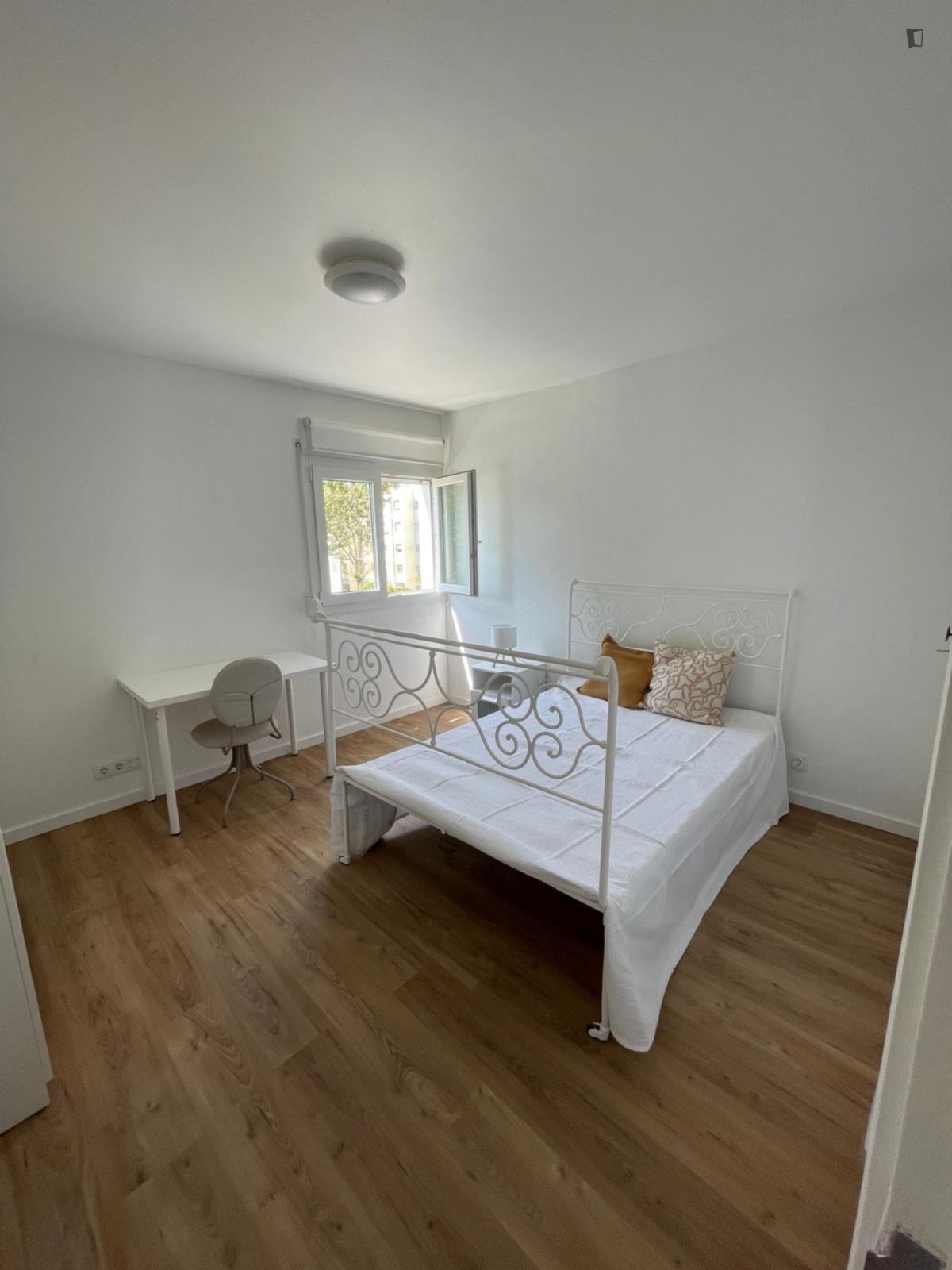 Modern Double Bedroom In Oeiras - 5
