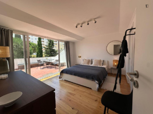 Brilliant Double Bedroom with a balcony and a private bathroom close to Algés Train Station