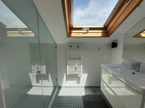 Brilliant Double Bedroom with a balcony and a private bathroom close to Algés Train Station - Gallery - 6