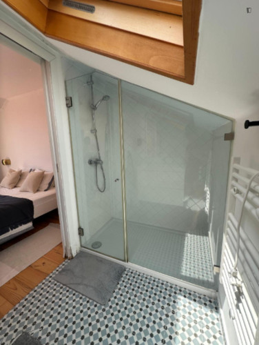 Brilliant Double Bedroom with a balcony and a private bathroom close to Algés Train Station - Gallery - 7