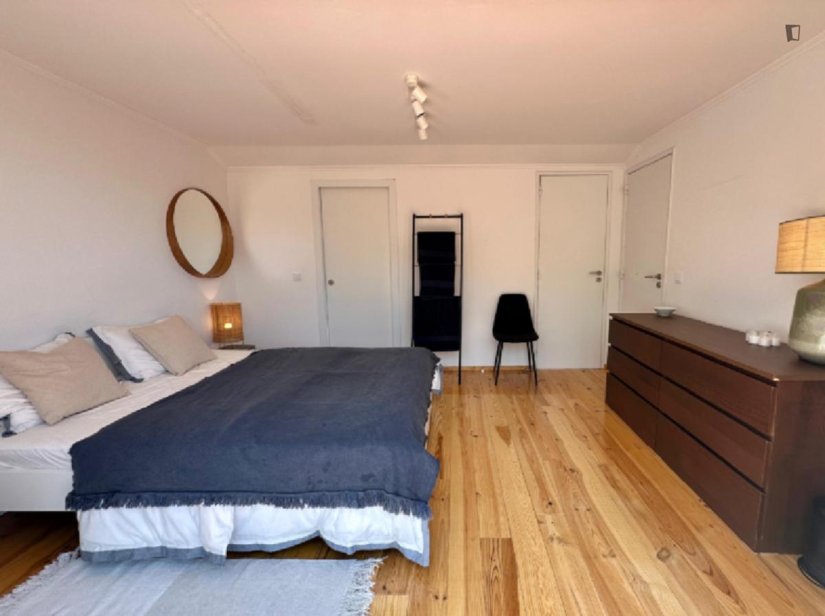 Brilliant Double Bedroom With A Balcony And A Private Bathroom Close To Algés Train Station - 6