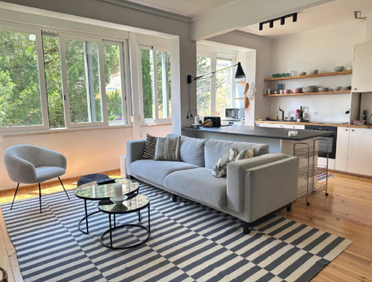 Brilliant Double Bedroom With A Balcony And A Private Bathroom Close To Algés Train Station - 2