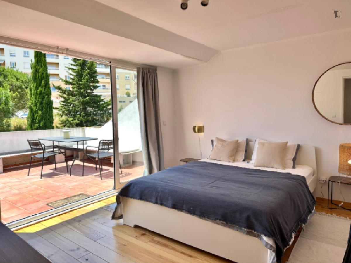 Brilliant Double Bedroom With A Balcony And A Private Bathroom Close To Algés Train Station - 7