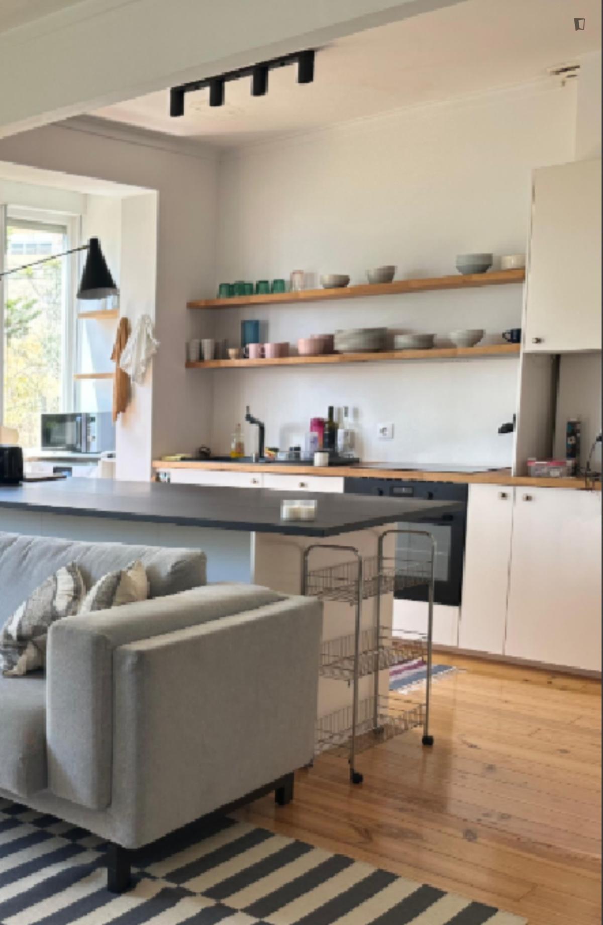 Brilliant Double Bedroom With A Balcony And A Private Bathroom Close To Algés Train Station - 1