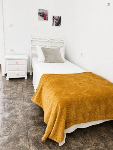 Amazing Bedroom in Valencia - Gallery - 2