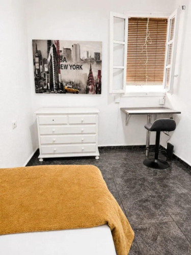 Amazing Bedroom in Valencia - Gallery - 3