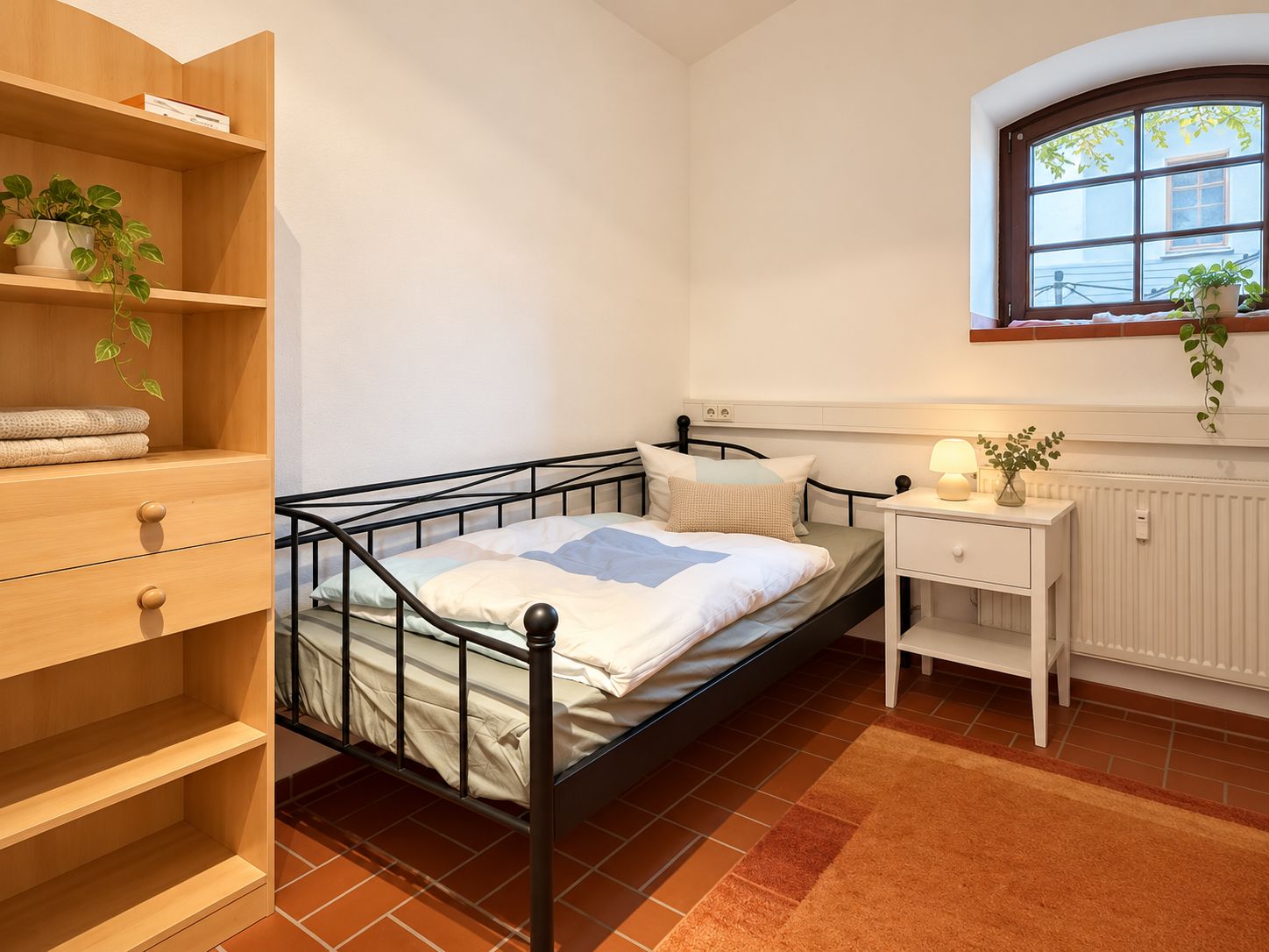 Three Separate Bedrooms In A Traditional Courtyard Property – Ideal For Colleagues Or Students - 1
