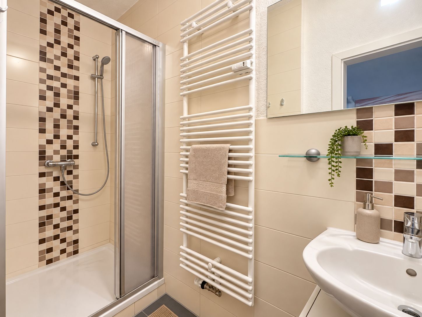 Three Separate Bedrooms In A Traditional Courtyard Property – Ideal For Colleagues Or Students - 8