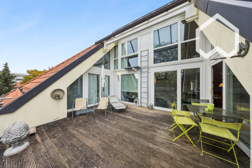 Quiet penthouse apartment with large roof terrace