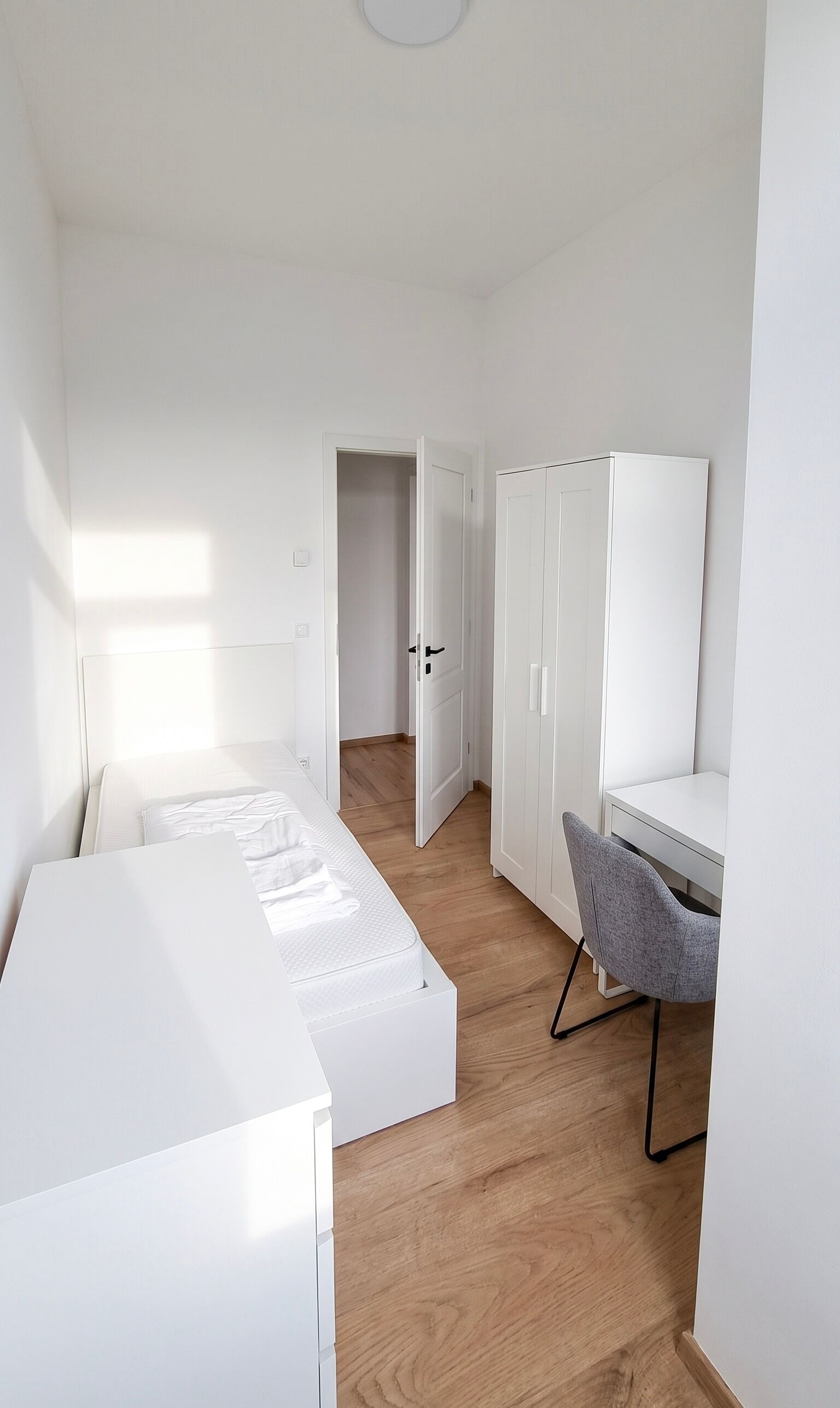 First Occupancy After Core Renovation: Furnished 5-Room Apartment With Large Balcony - 7