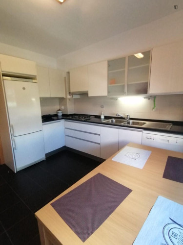 Vibrant Double Bedroom with a private bathroom close to University of Lisbon - Gallery - 6