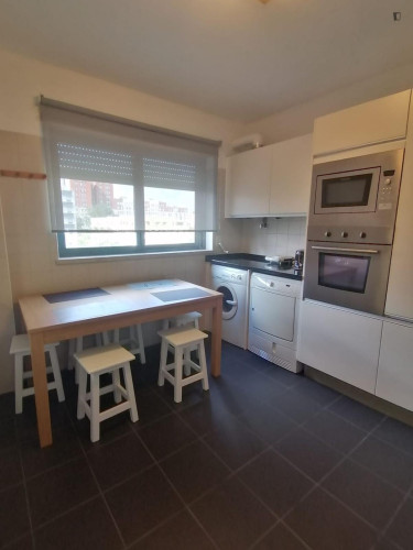 Vibrant Double Bedroom with a private bathroom close to University of Lisbon - Gallery - 5