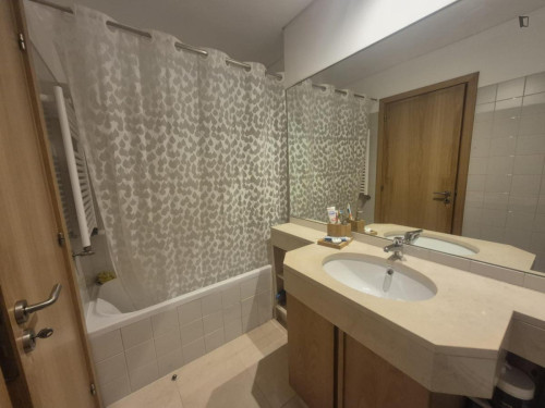 Vibrant Double Bedroom with a private bathroom close to University of Lisbon - Gallery - 3