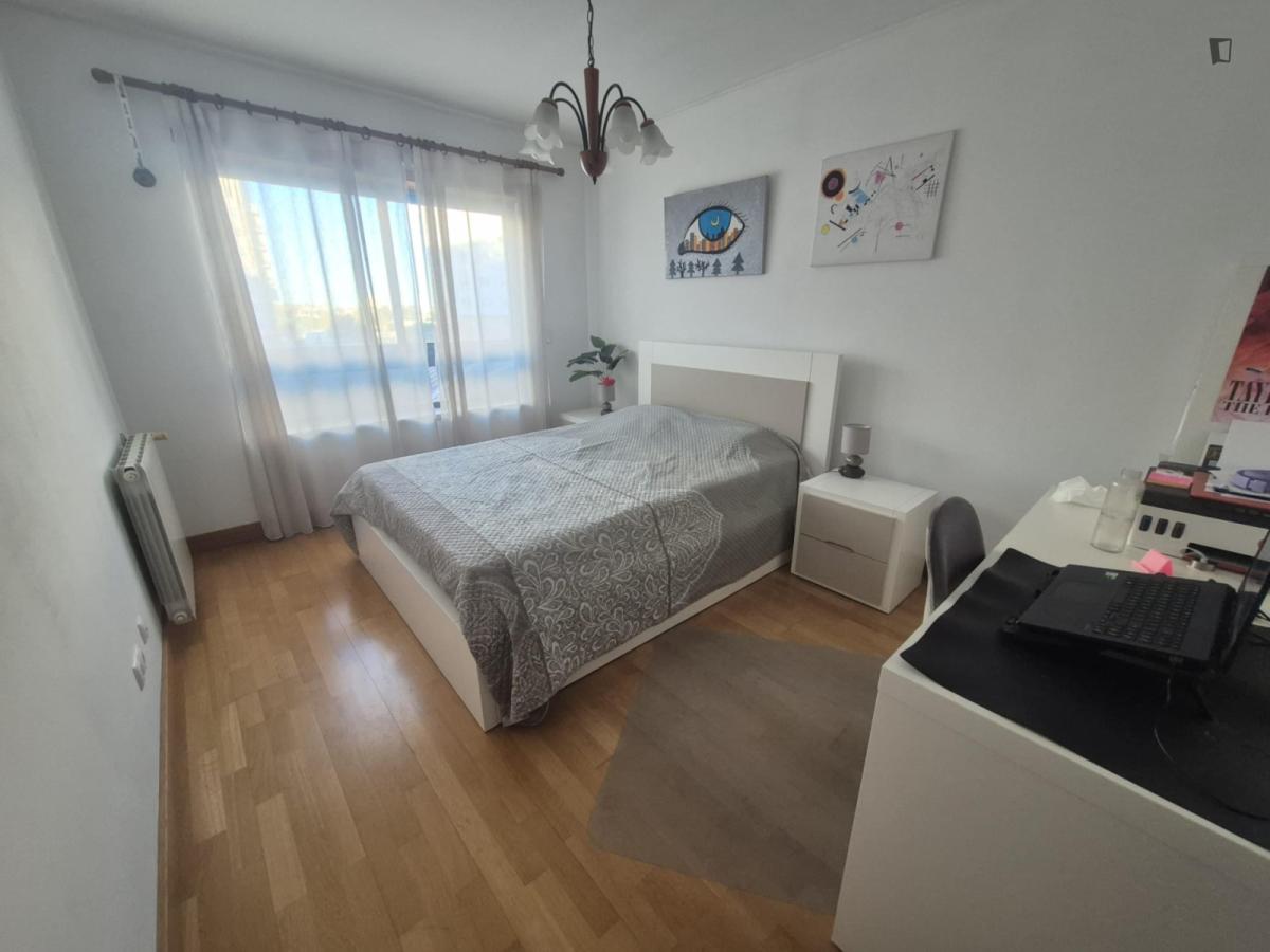 Vibrant Double Bedroom With A Private Bathroom Close To University Of Lisbon - 6