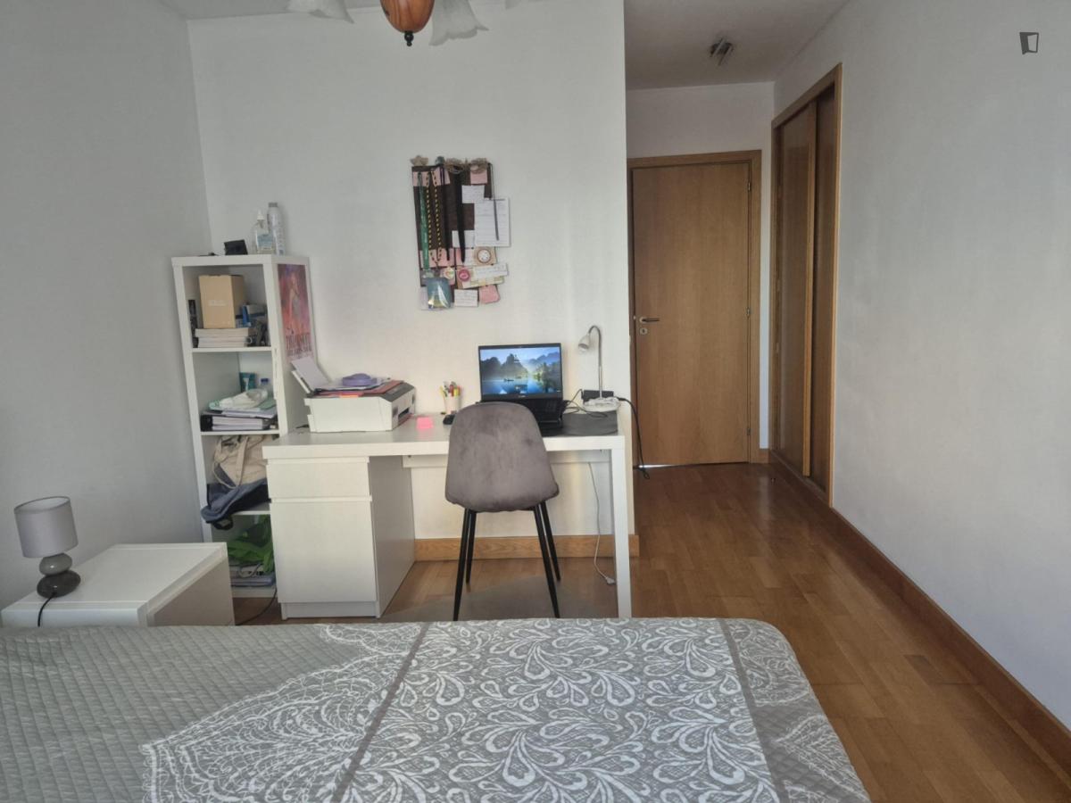 Vibrant Double Bedroom With A Private Bathroom Close To University Of Lisbon - 5