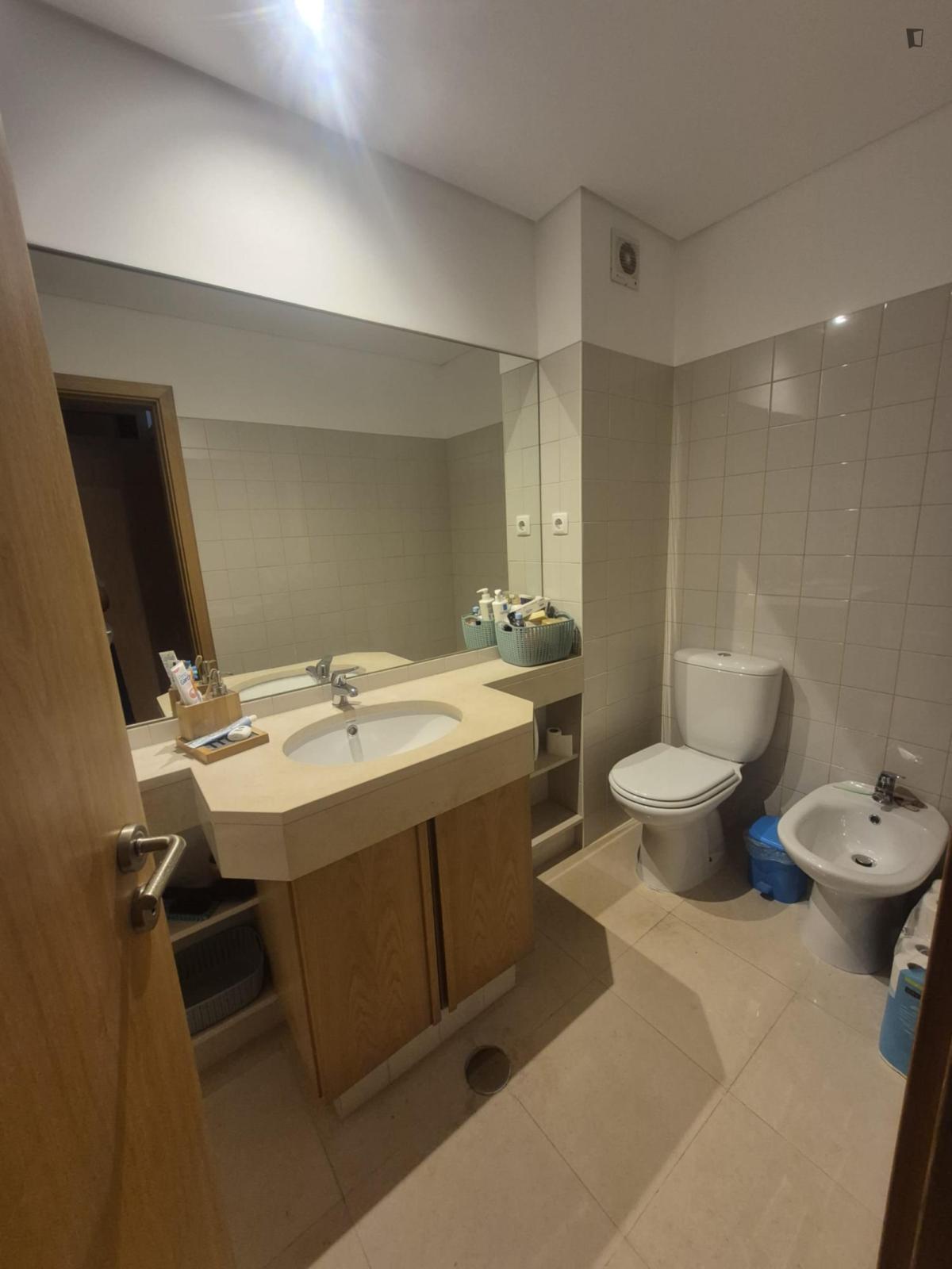 Vibrant Double Bedroom With A Private Bathroom Close To University Of Lisbon - 3