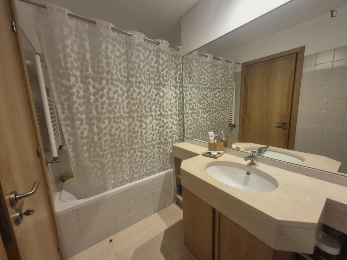 Vibrant Double Bedroom With A Private Bathroom Close To University Of Lisbon - 4