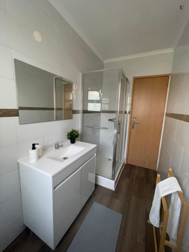 Double bedroom, with balcony, in a 4-bedroom apartment - Gallery - 9