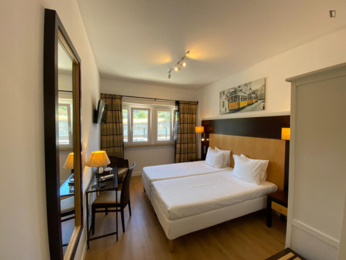 Snug twin Room with En-suite Bathroom in Benfica