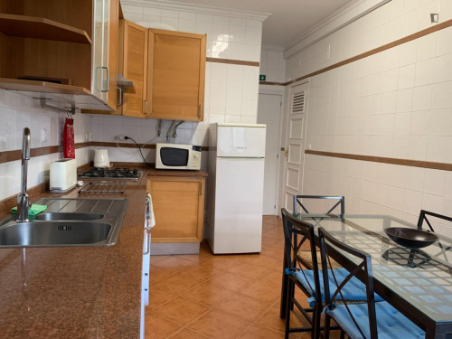 Snug twin Room with En-suite Bathroom in Benfica - Gallery - 5